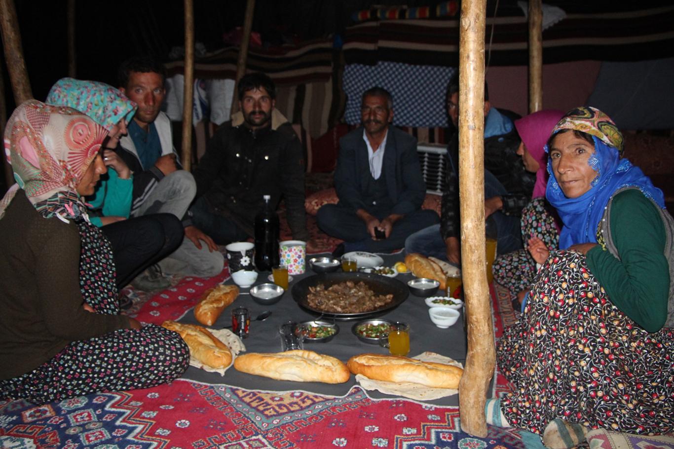 Yayladaki göçerlerin ilk iftarı Yayladaki göçerlerin ilk iftarı